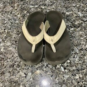 OluKai Women’s ‘Ohana Limited Edition Black and White Sandals Size 8